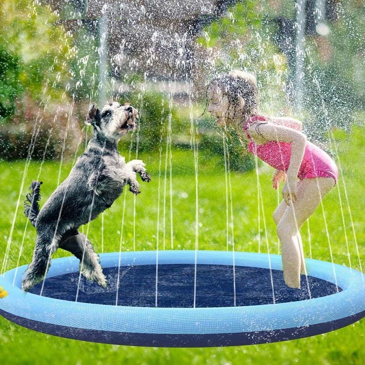 Splash sprinkler pad kutyáknak, gyerekeknek játszanak vízijátékokkal