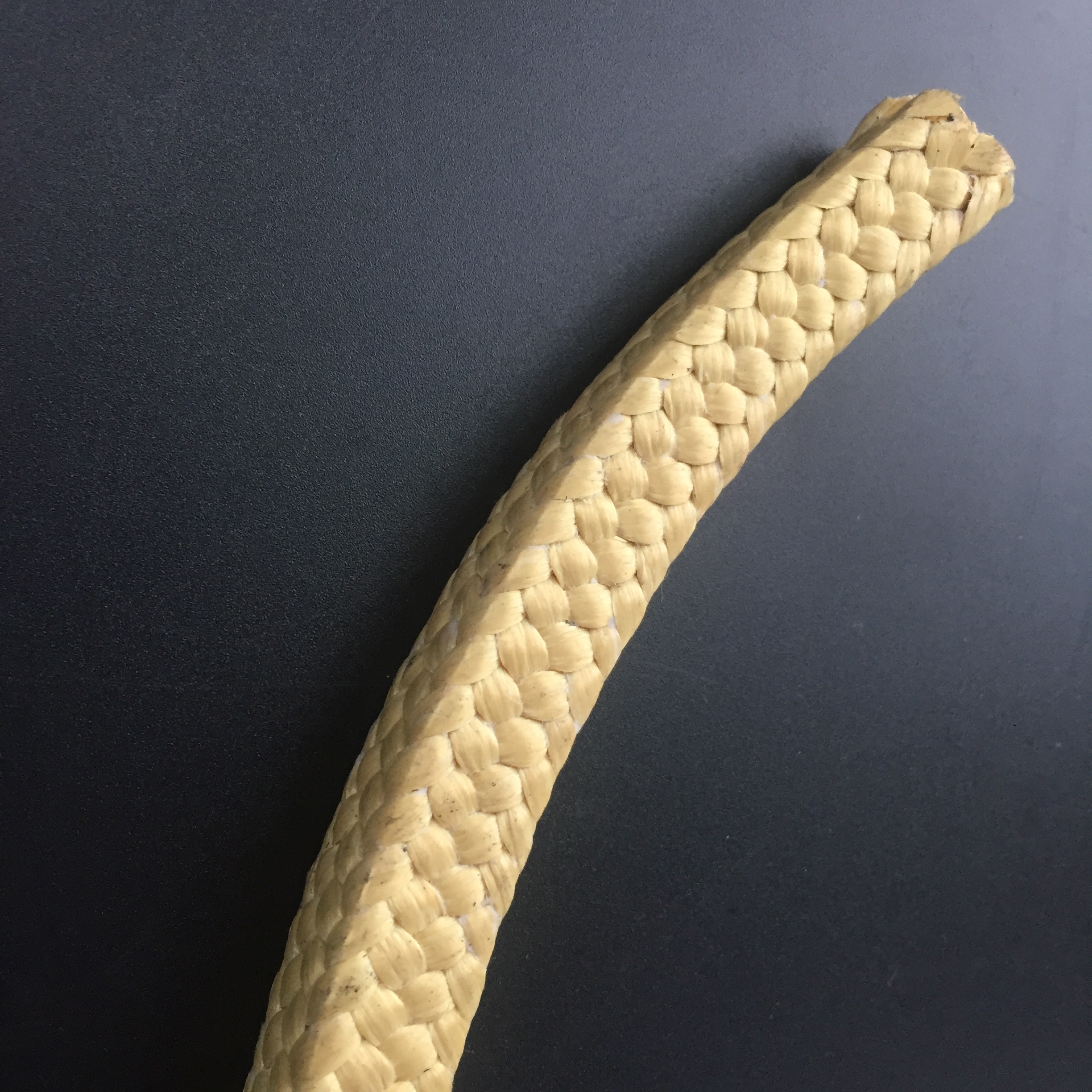 What are the characteristics of aramid fiber packing?