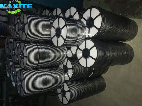 Разширена ptfe лента, използвана за спирални навити уплътнение напълнени материал, продават на клиента Унгария