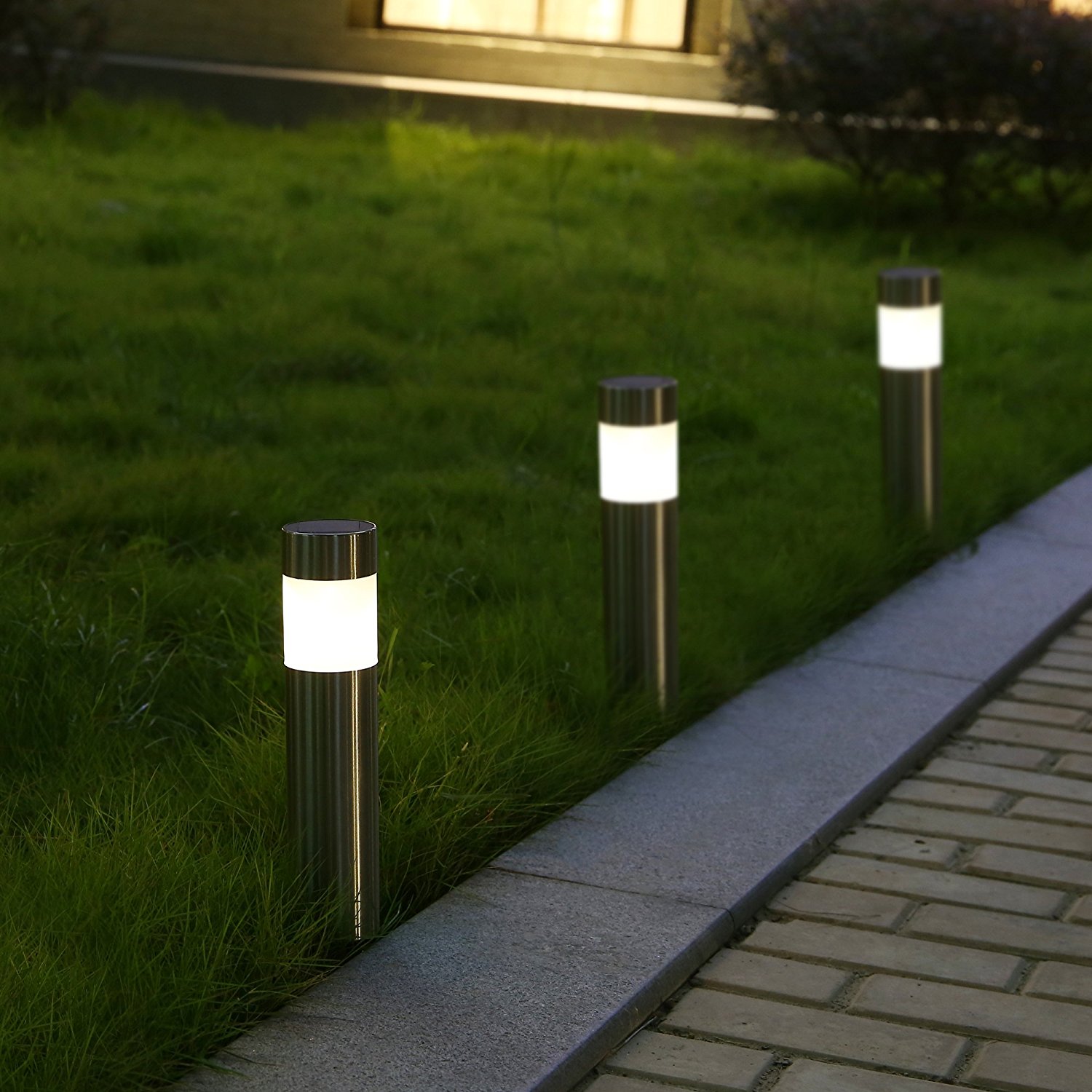 Solar garden lamp inclination design determines service life