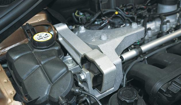 What does the camry engine mounting do and how does the engine connect to the mount?