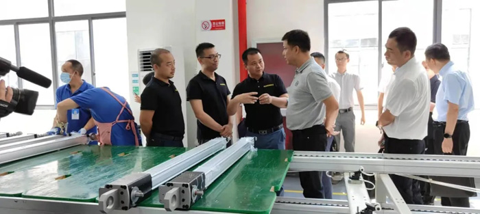 Ху Юнгуан, заместитель секретаря райкома партии и мэр района, и сопровождающие его лица посетили компанию Powernice Intelligent Technology Co., Ltd. для получения рекомендаций.