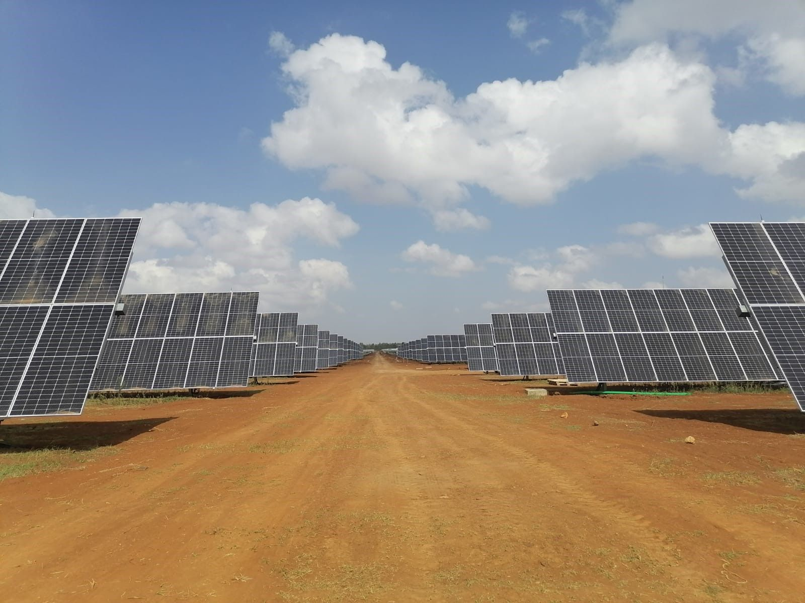 55.6mw слънчева енергия kesses проект използва powernice линеен тракер