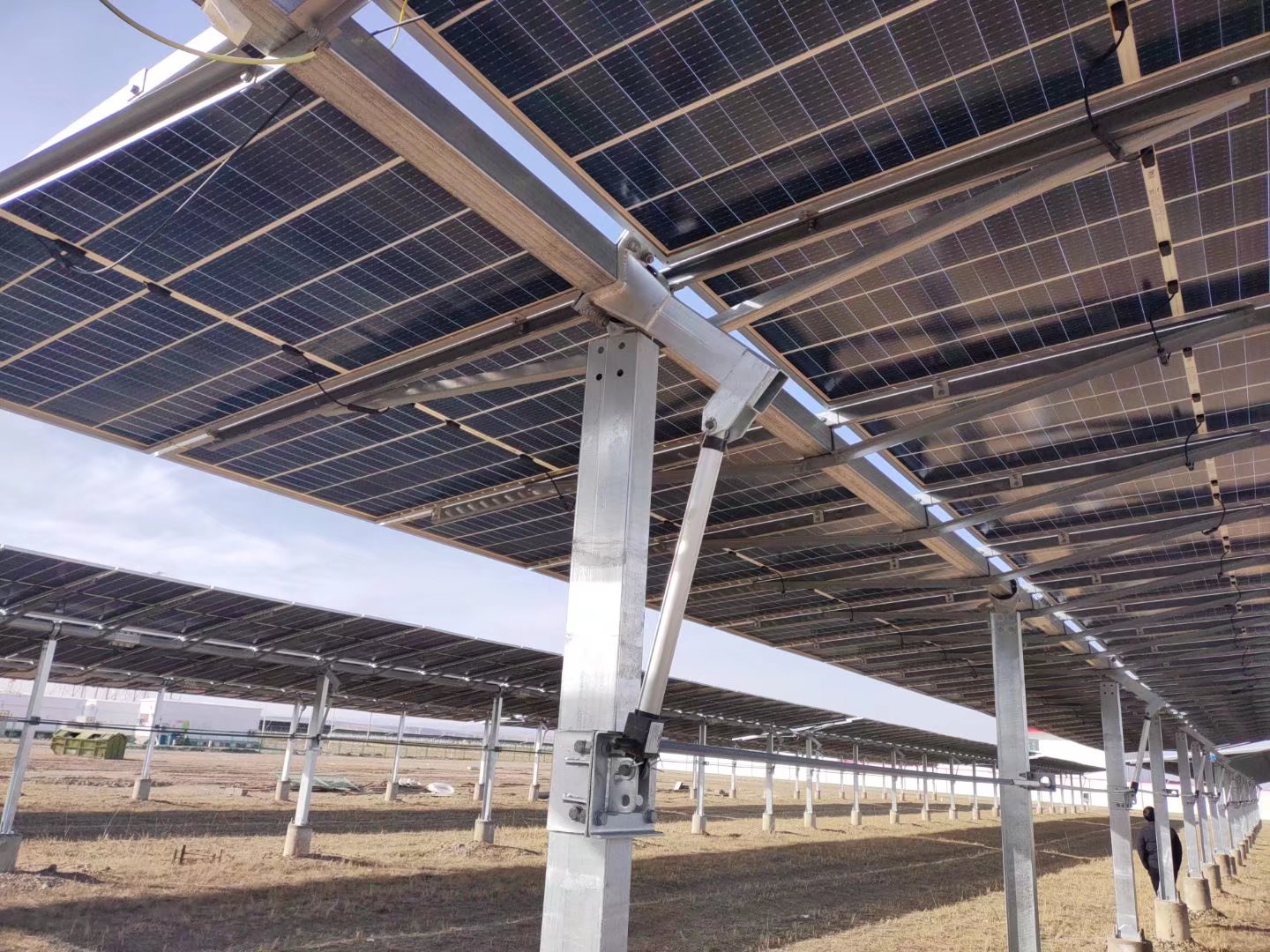 पॉवरनाइस लीनियर एक्चुएटर्स के साथ अपने सौर फार्म और फार्म जानवरों को बिजली प्रदान करें