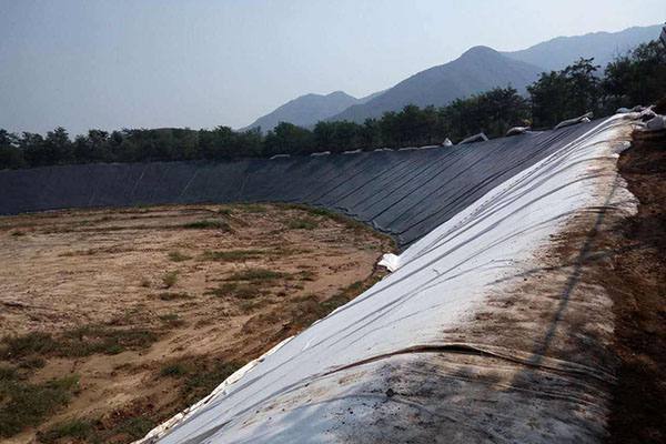 What should be paid attention to in the overlapping construction of adjacent composite geomembrane?