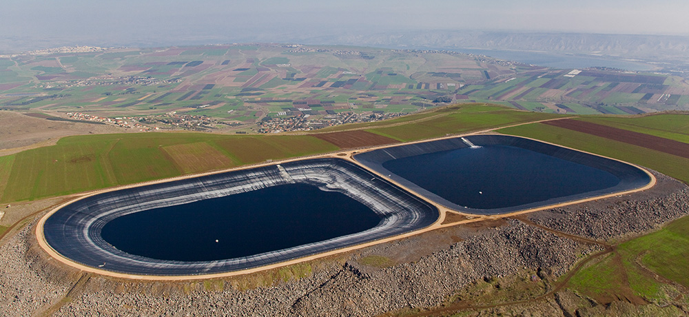 Precauciones para la construcción de geomembrana en estanque de evaporación de aguas residuales.