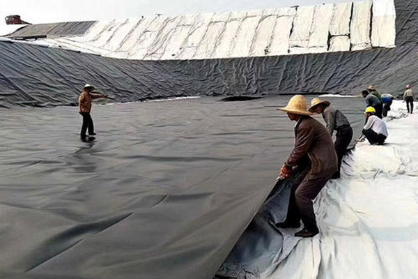 How to do the overlap construction of adjacent composite geomembrane
