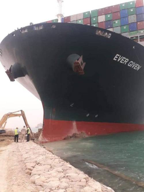 یک کشتی کانتینری عظیم در کانال سوئز گیر کرد و تمام ترافیک در این آبراه مهم را مسدود کرد