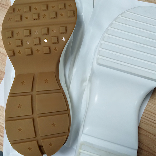 Процесът на вакуумно формоване на TPU филм върху подметката на обувката
