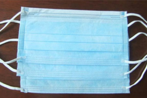What are the advantages and disadvantages of disposable masks