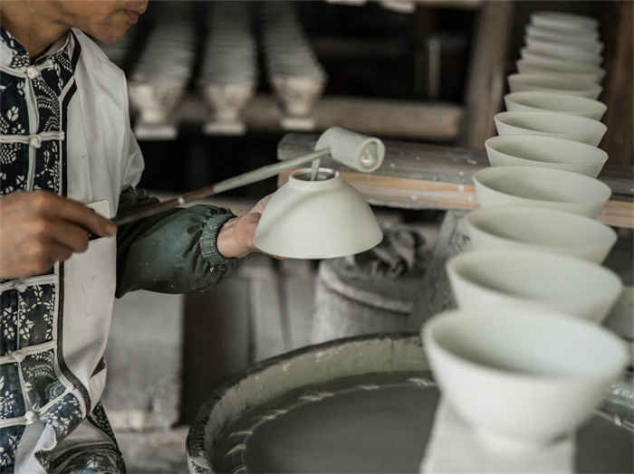 Apa ciri-ciri keramik modern?