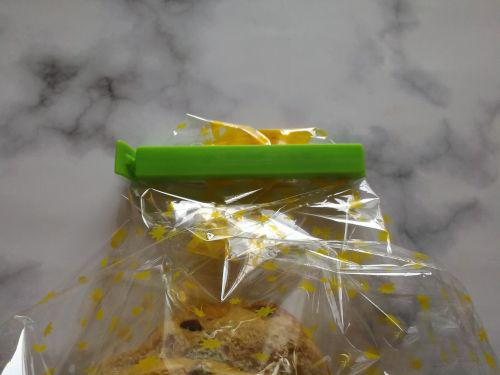 How to use food sealing clips?