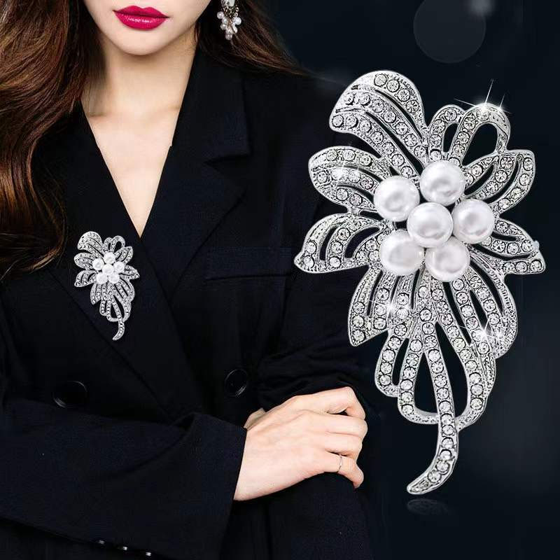 Beautiful Brooch With Pearls And Diamonds
