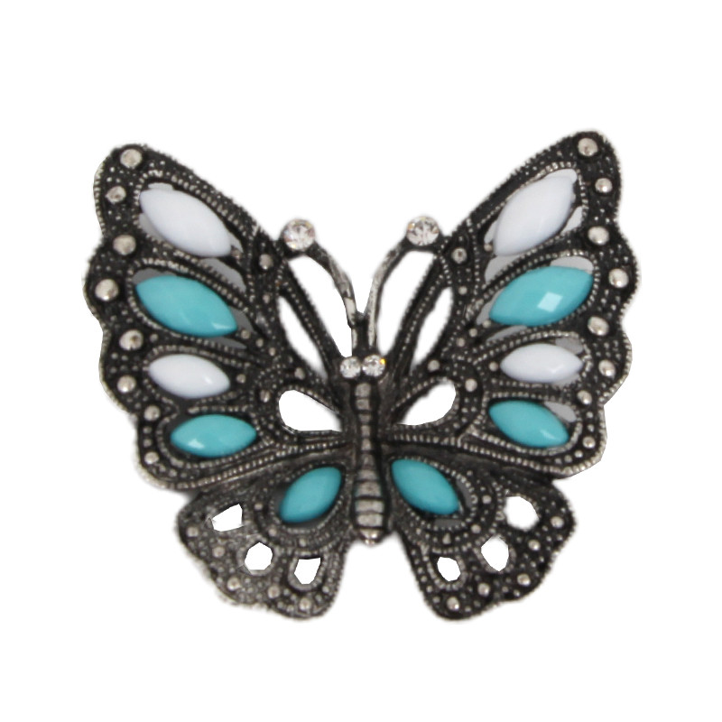 Класическа черно-бяла брошка пеперуда