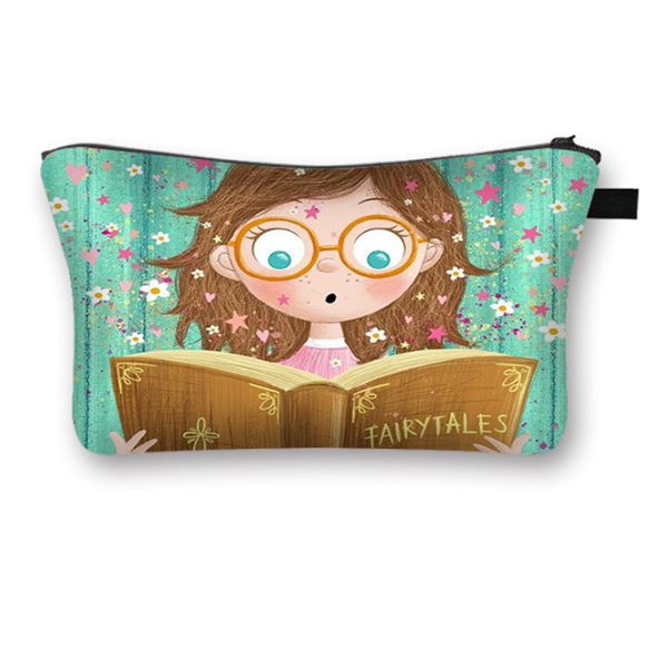 Сладко момиче с очила, четеща козметична чанта