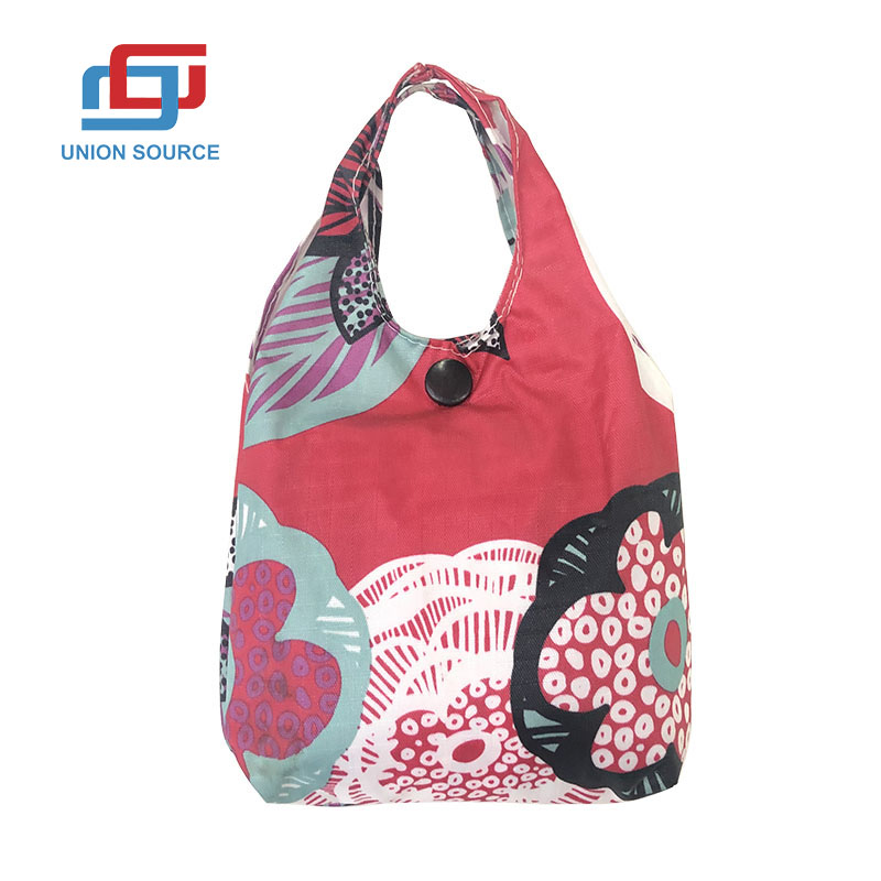 डिजाइन के साथ विभिन्न आकार के शॉपिंग बैग