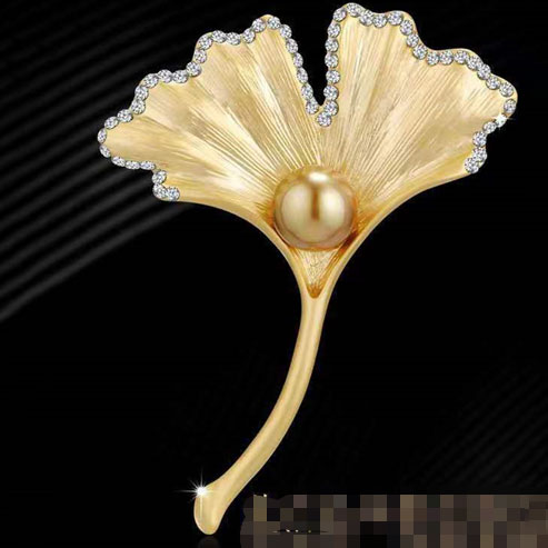 Broche de perla con diamantes en forma de uva