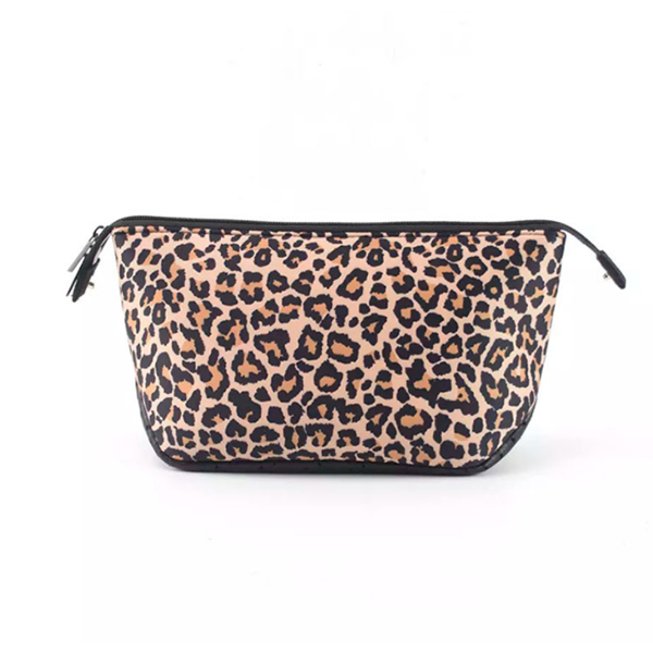 Priljubljena kozmetična torbica z leopardjim vzorcem