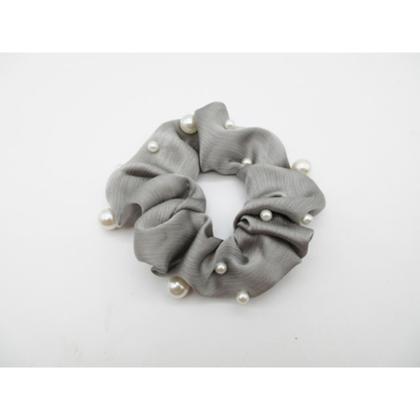 Skinnende grå silke tyktarmscirkel med perler