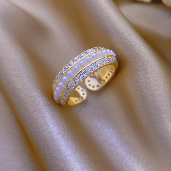 Wide Ring With Pearls And Diamonds