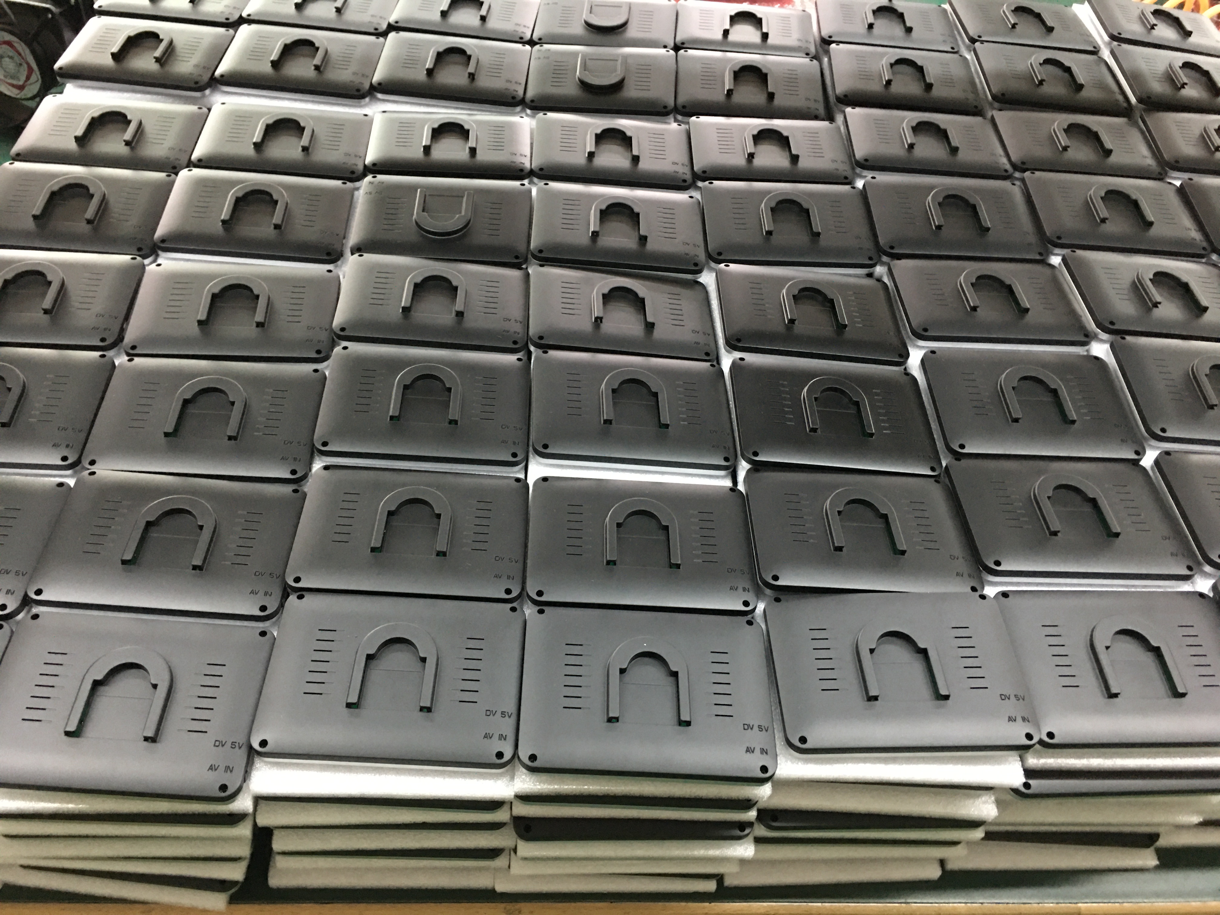 another 1000pcs of mini car monitors are waiting for testing and packing