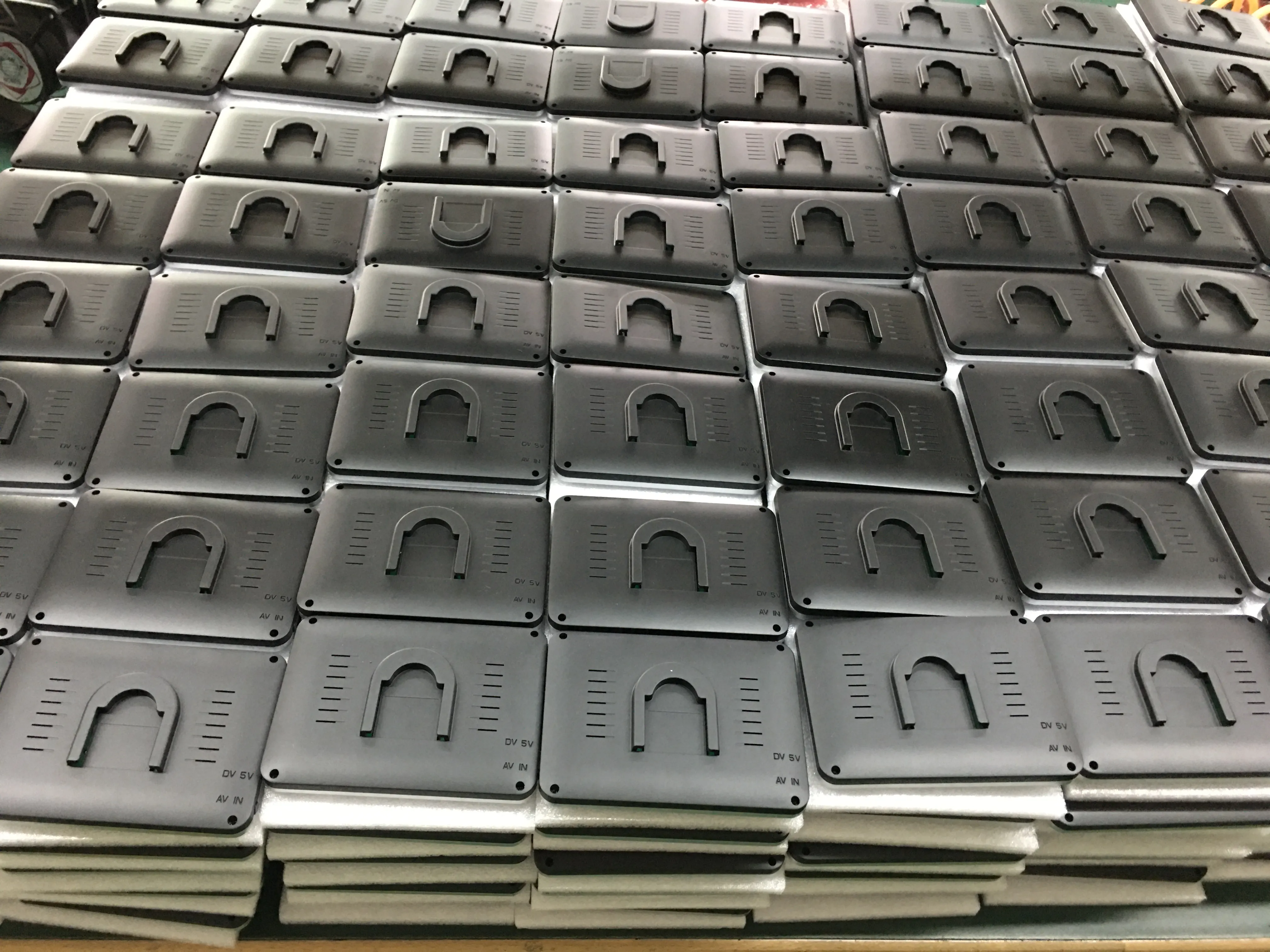 outros 1000pcs de mini monitores de carro estão esperando para testar e embalar