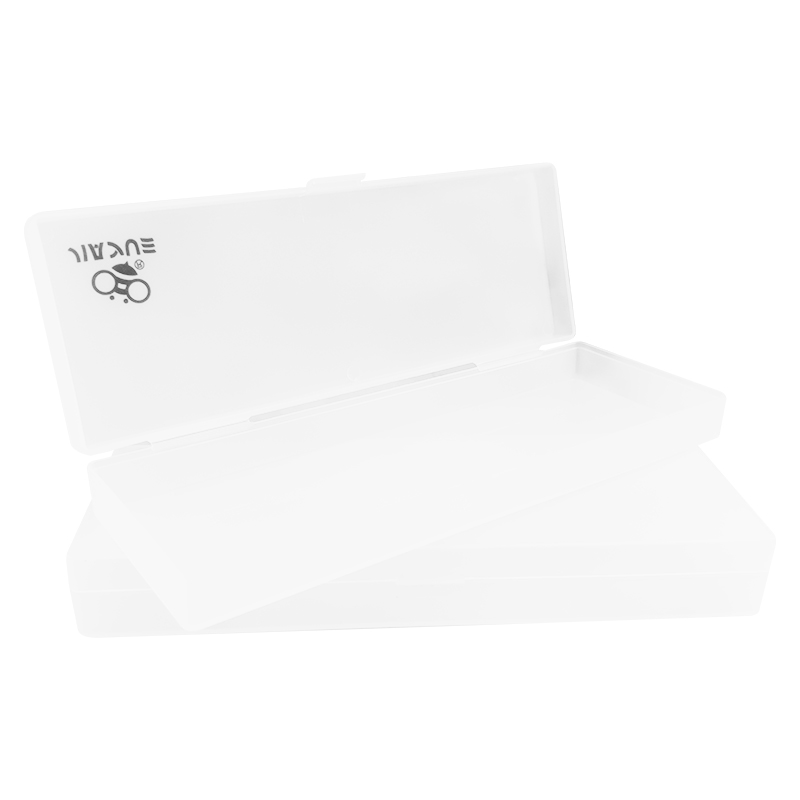 簡潔な白いプラスチック製のペンケース