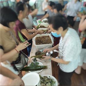 The Dragon Boat Festival activities to pack rice dumpling