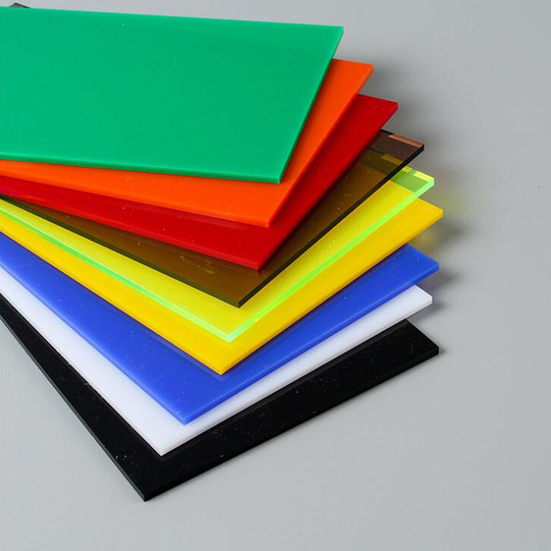 Väripuristettua akryylilevyä käytetään toimisto-osion useissa yleisesti käytetyissä osioissa?
