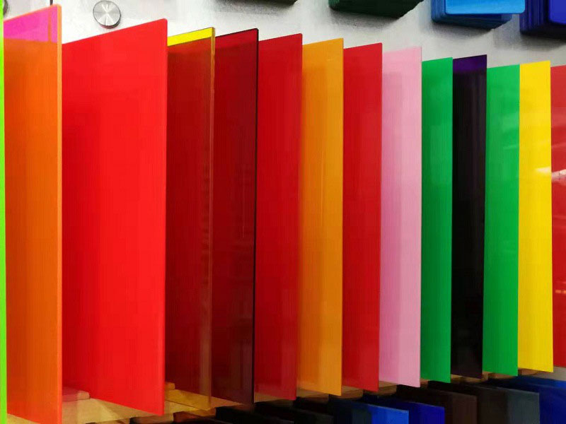 Farebný odliatok akrylového plechu na tepelné tvarovanie