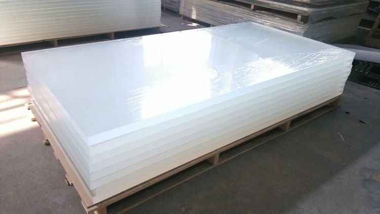 Transparent støbt akrylark, der bruges til byggematerialer