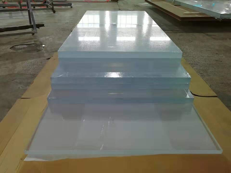 Transparent ekstruderet akrylark, der bruges til akvarier
