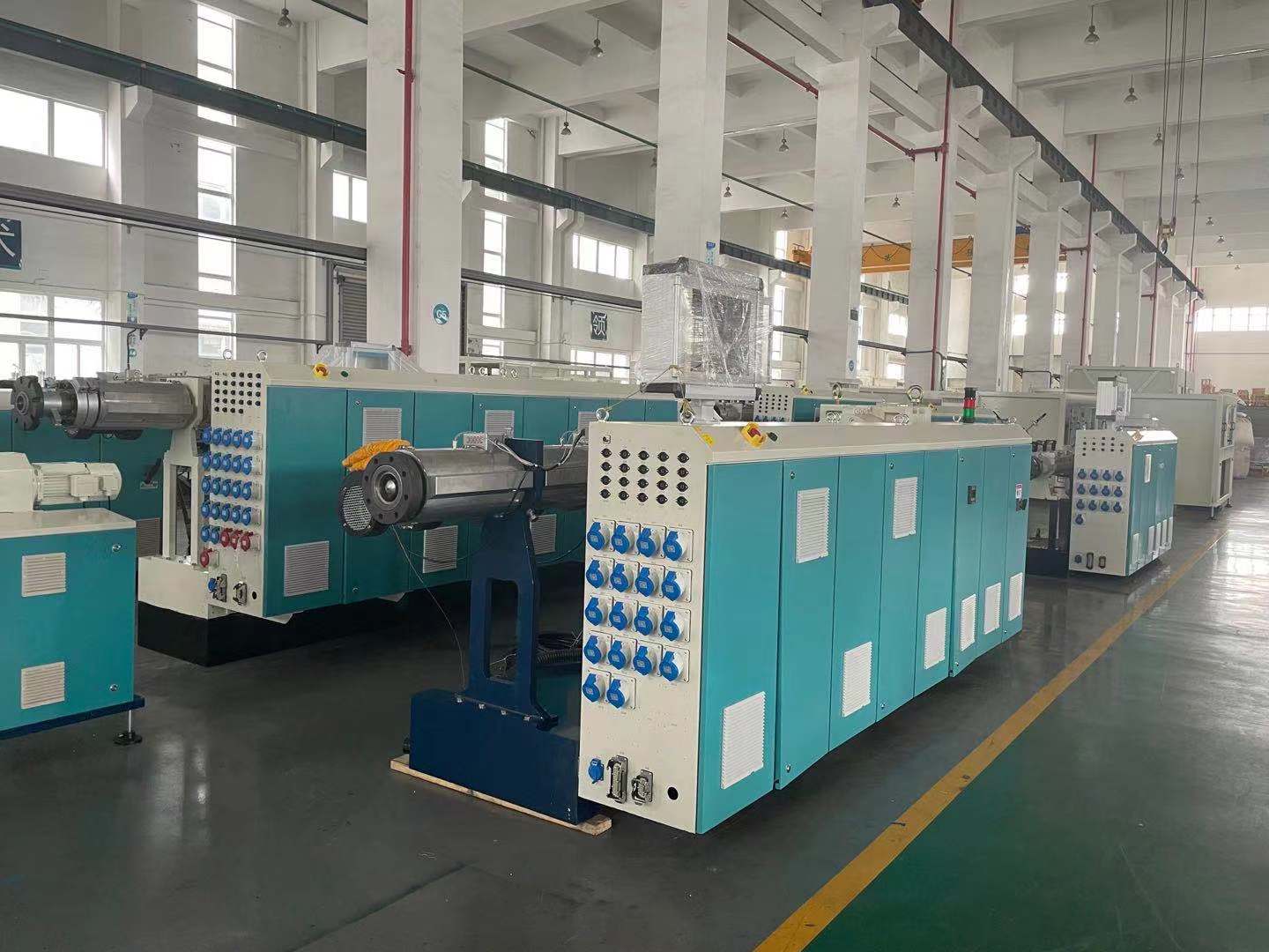 The manufacturer talks about the reasons for the damage of the screw and barrel of the plastic extruder after long-term use