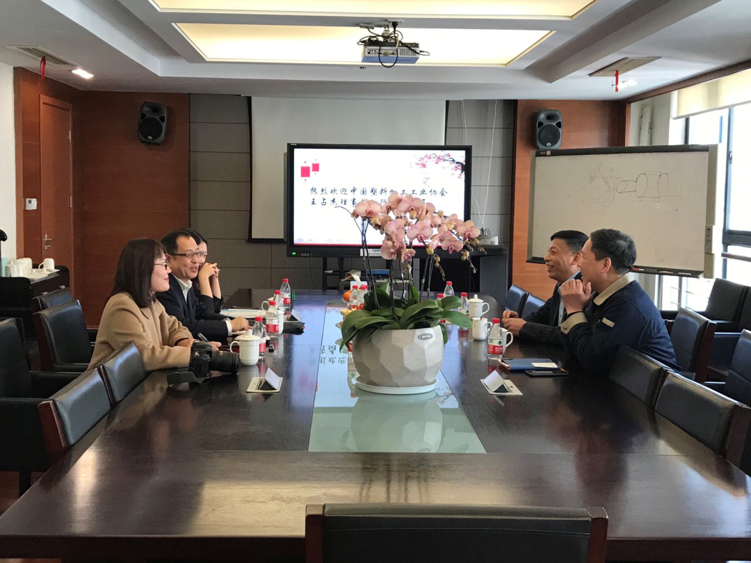 Wang Zhanjie, predseda China Plastics Processing Industry Association, a jeho partia navštívili Fangli Technology
