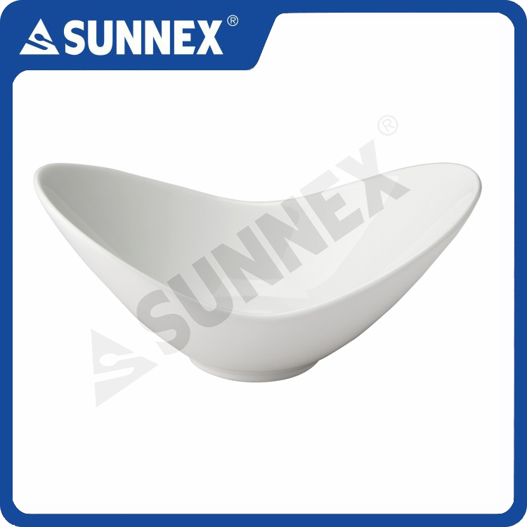 Naczynie w kształcie łodzi z porcelany w kolorze białym