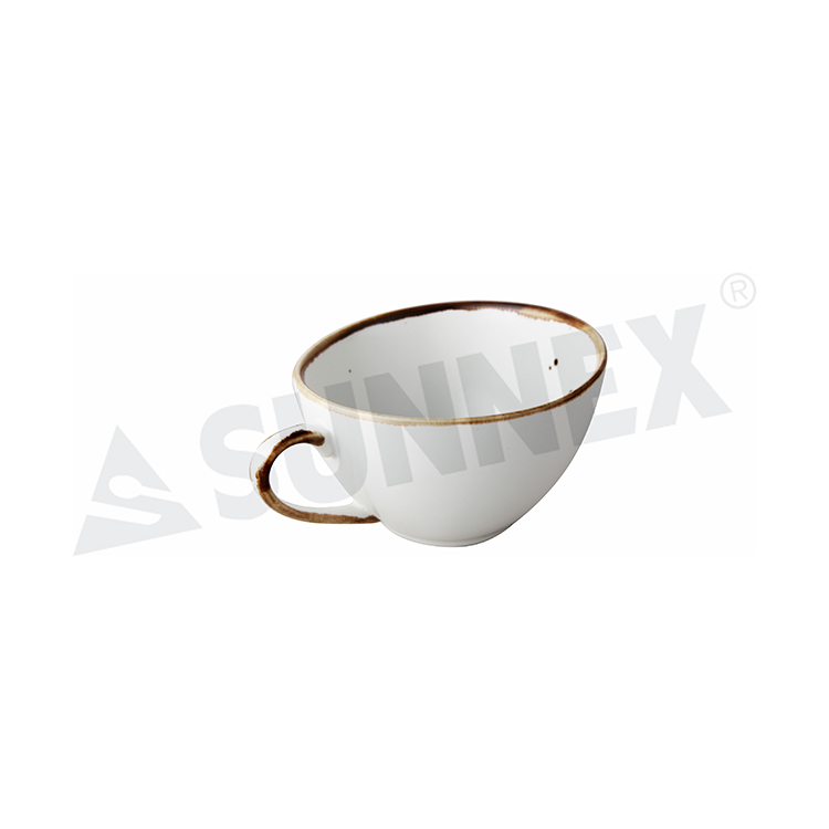 Porcelánový šálek na kávu s hnědým okrajem