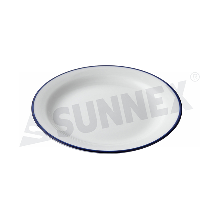 Porcelánový talíř s modrým okrajem