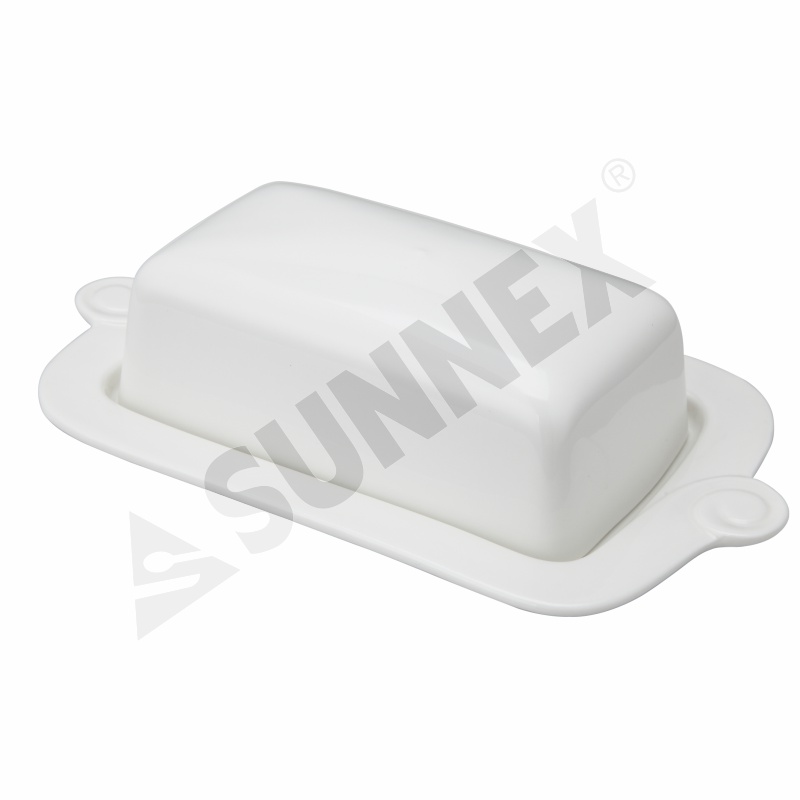 Фарфоровая тарелка с маслом белого цвета