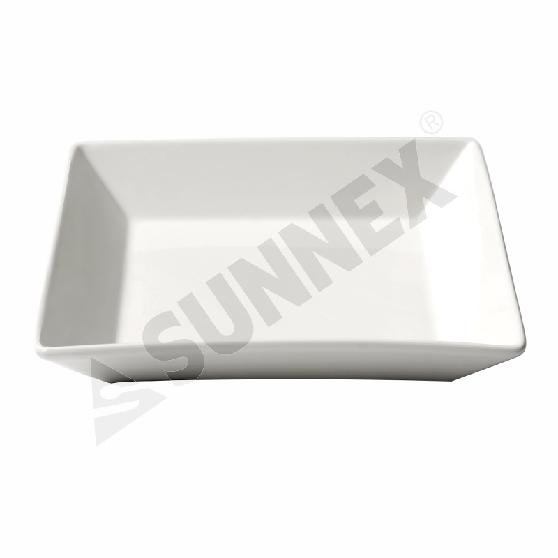 Hluboký čtvercový talíř z porcelánu v bílé barvě