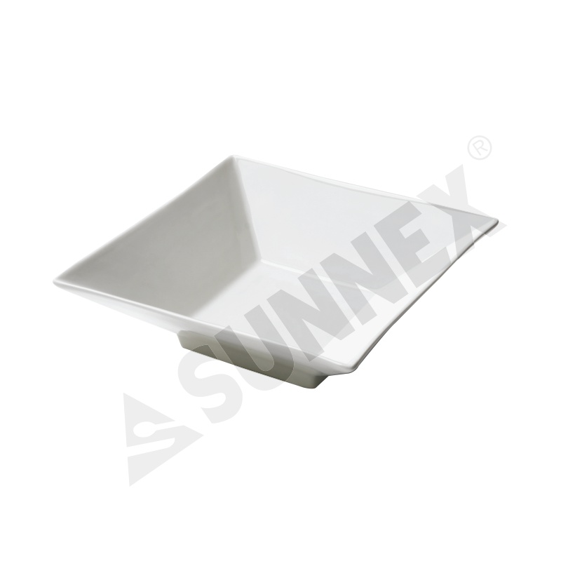 Белые фарфоровые тарелки с глубоким квадратным вырезом