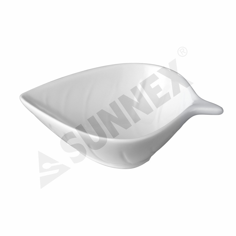 Фарфоровая тарелка в форме персика белого цвета