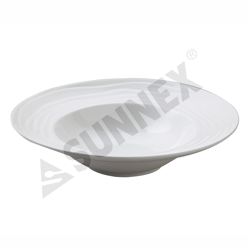 Prato de sopa de porcelana de cor branca