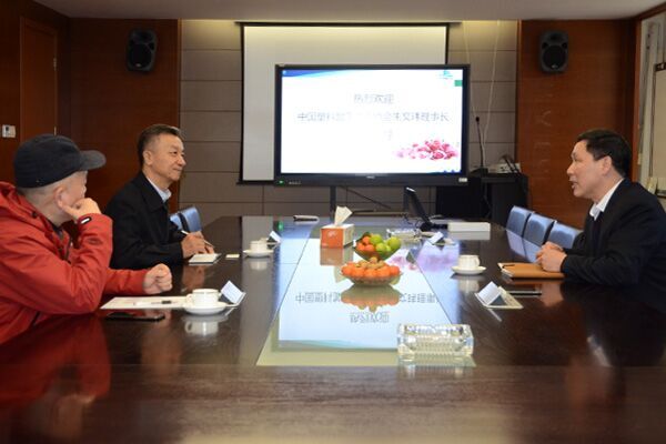 Ordförande Wenwei Zhu i China Plastics Processing Industry Association besökte företaget