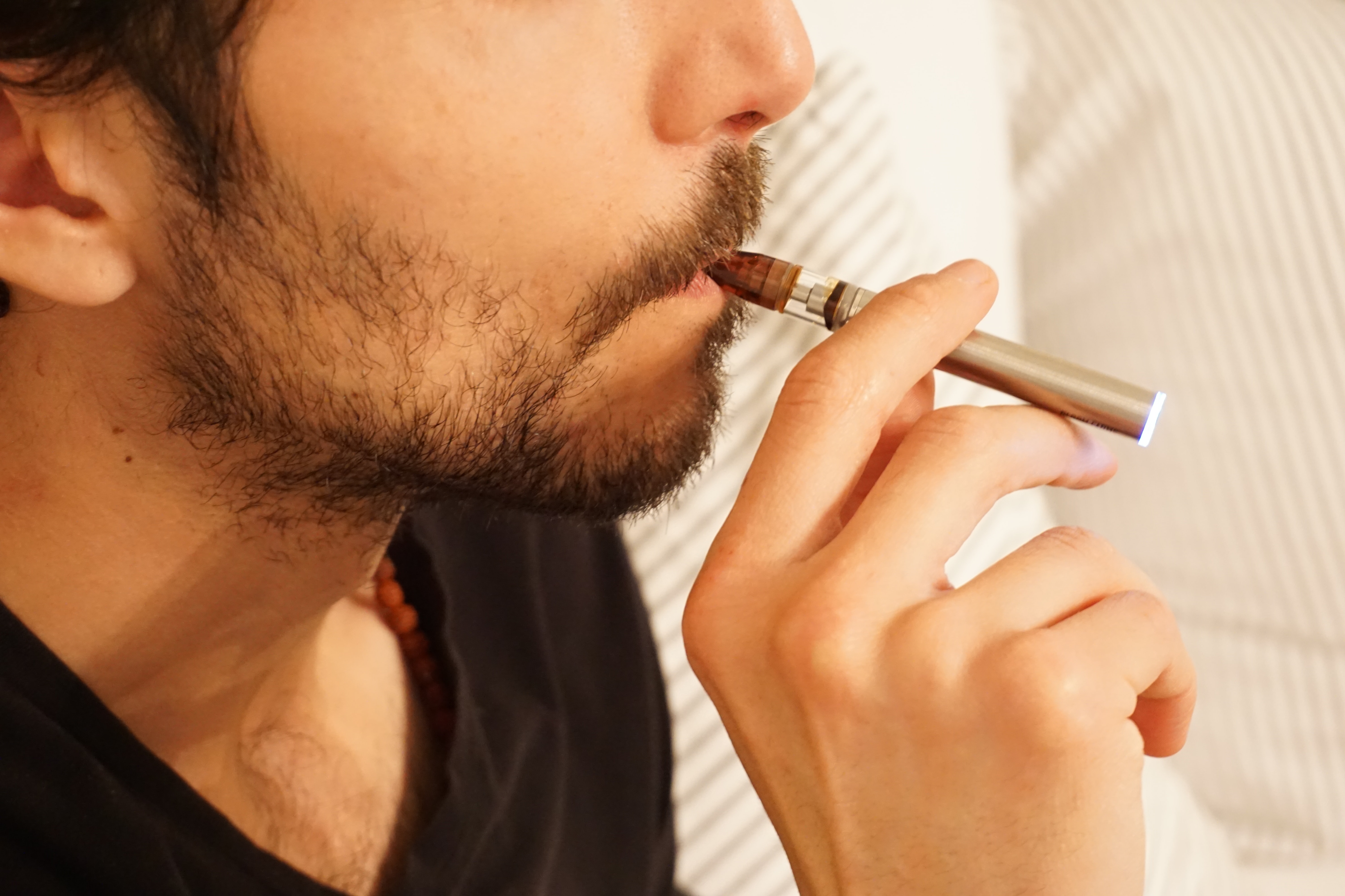 Kaj je bolj škodljivo, e-cigareta ali cigareta?