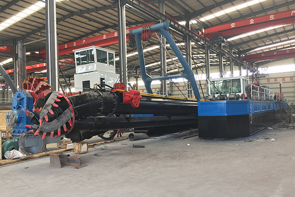 How does the reamer of the cutter suction dredger rotate?