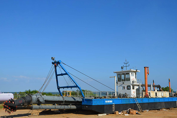 What aspects should be paid attention to when using the dredger?