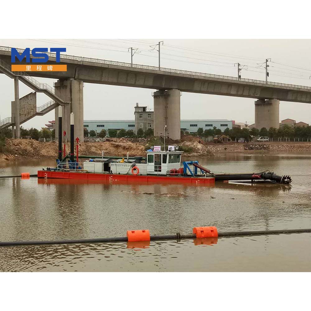 What kind of dredger is more suitable for working in small reservoirs?