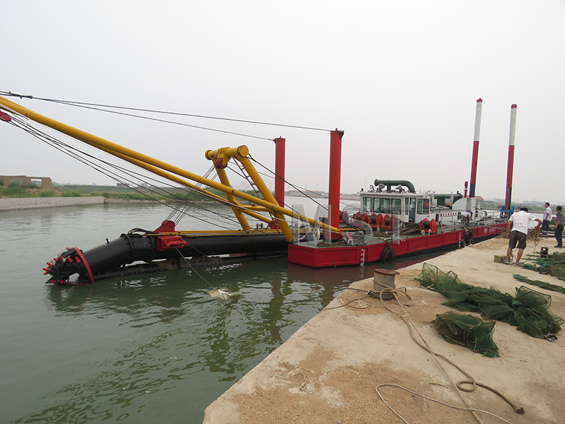China 18inch 4000m3 Cutter Suction Sand Dredger Factory