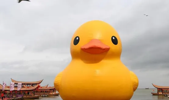 Giant Rubber Duck kahlaa Kunmingiin, SW Kiinaan