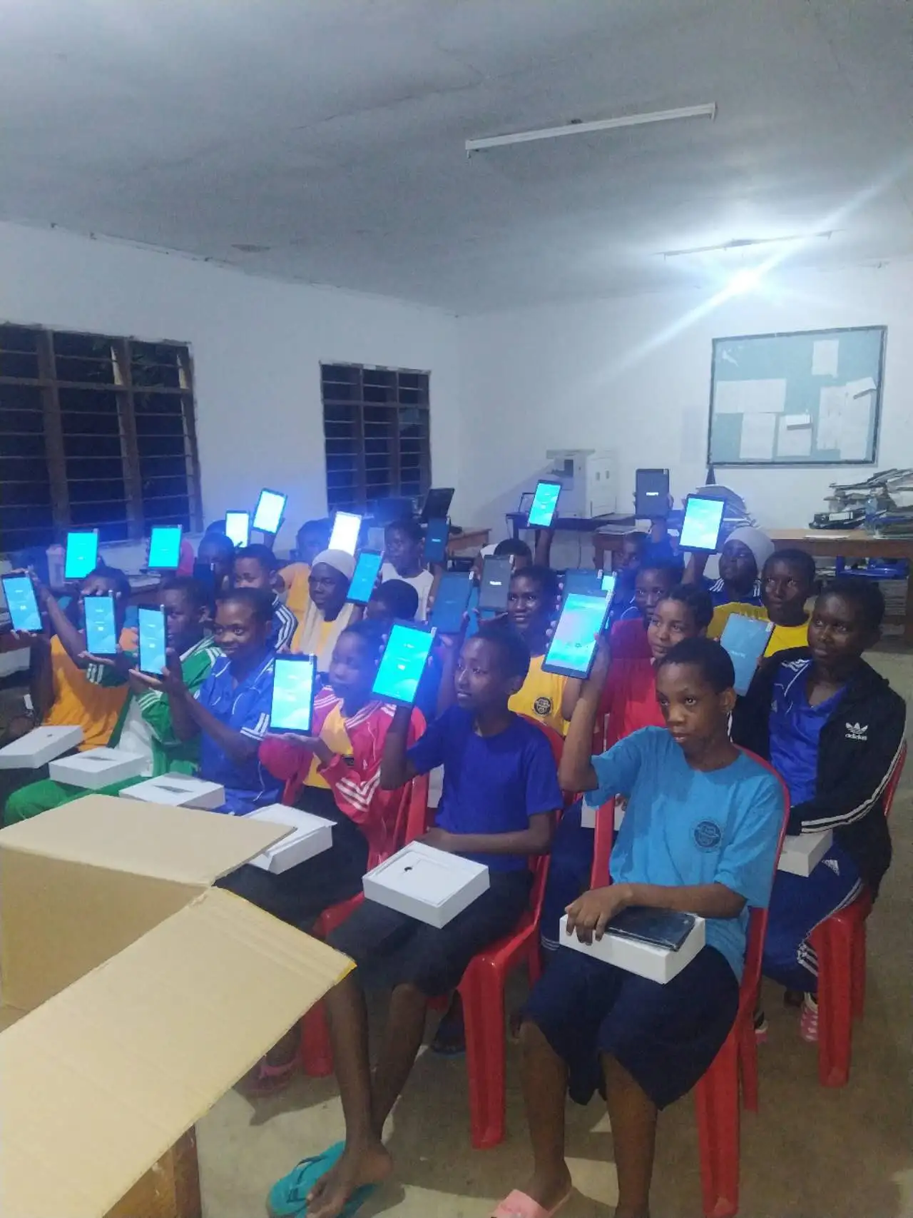 TPS sėkmingai pristato 10 000 8 colių mokomuosius planšetinius kompiuterius į Tanzaniją